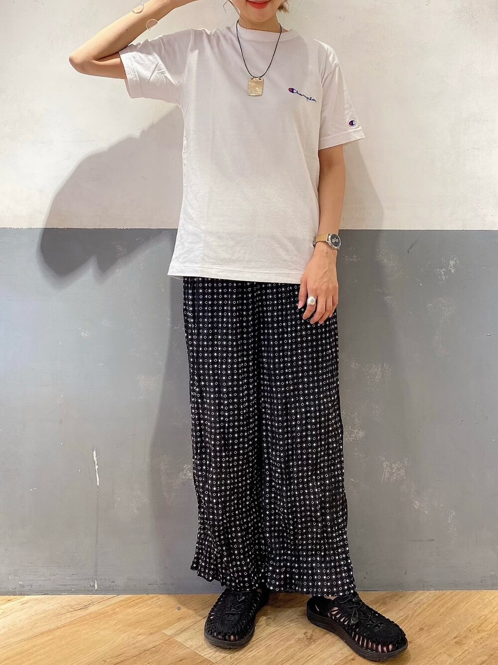 ホワイト系のTシャツ/カットソー、ブラック系のその他パンツ、ブラック系のサンダルを着用したレディースの夏コーディネートの1枚目の写真