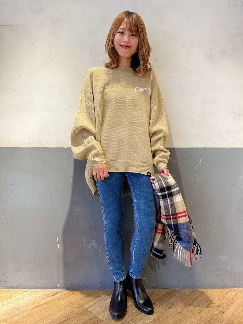 ベージュ系のニット/セーター、ブラック系のその他パンツ、ブルー系のマフラーを着用したレディースの冬コーディネートの1枚目の写真