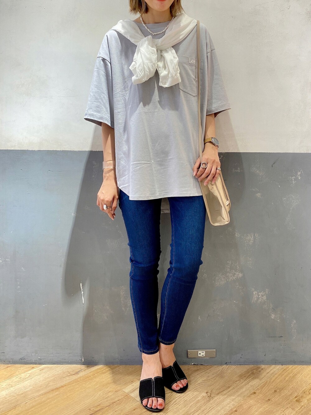 パープル系のTシャツ/カットソー、ブルー系のデニムパンツ、ホワイト系のシャツ/ブラウスを着用したレディースの夏コーディネートの1枚目の写真