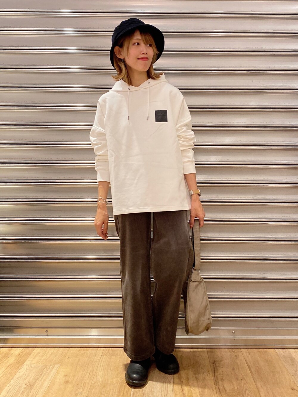 ホワイト系のTシャツ/カットソー、グレー系のその他パンツ、ベージュ系のショルダーバッグを着用したレディースの秋コーディネートの1枚目の写真