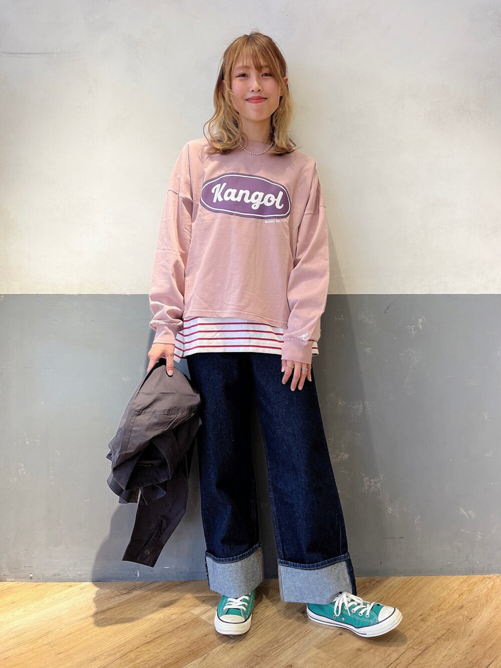 ブルー系のデニムパンツ、ピンク系のTシャツ/カットソー、ピンク系のTシャツ/カットソーを着用したレディースの春コーディネートの1枚目の写真
