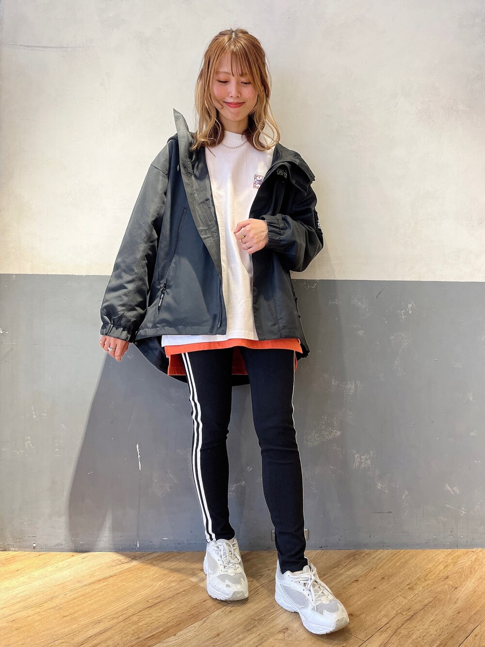 ブラック系のマウンテンパーカー、ホワイト系のTシャツ/カットソー、ホワイト系のその他パンツを着用したレディースの春コーディネートの1枚目の写真