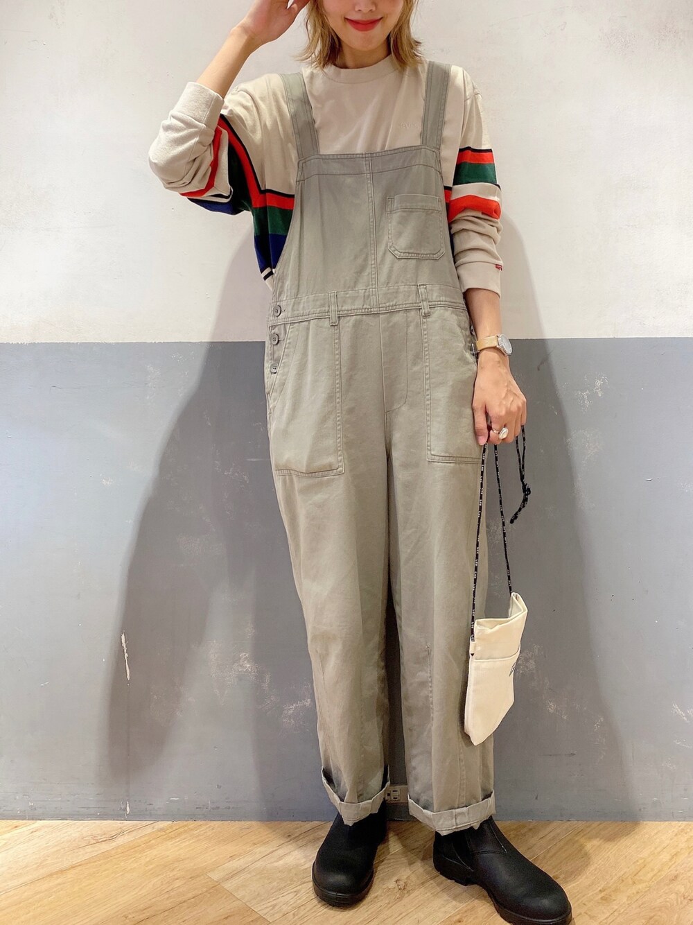 グレー系のサロペット/オーバーオール、ホワイト系のショルダーバッグ、ブラック系のTシャツ/カットソーを着用したレディースの夏コーディネートの1枚目の写真