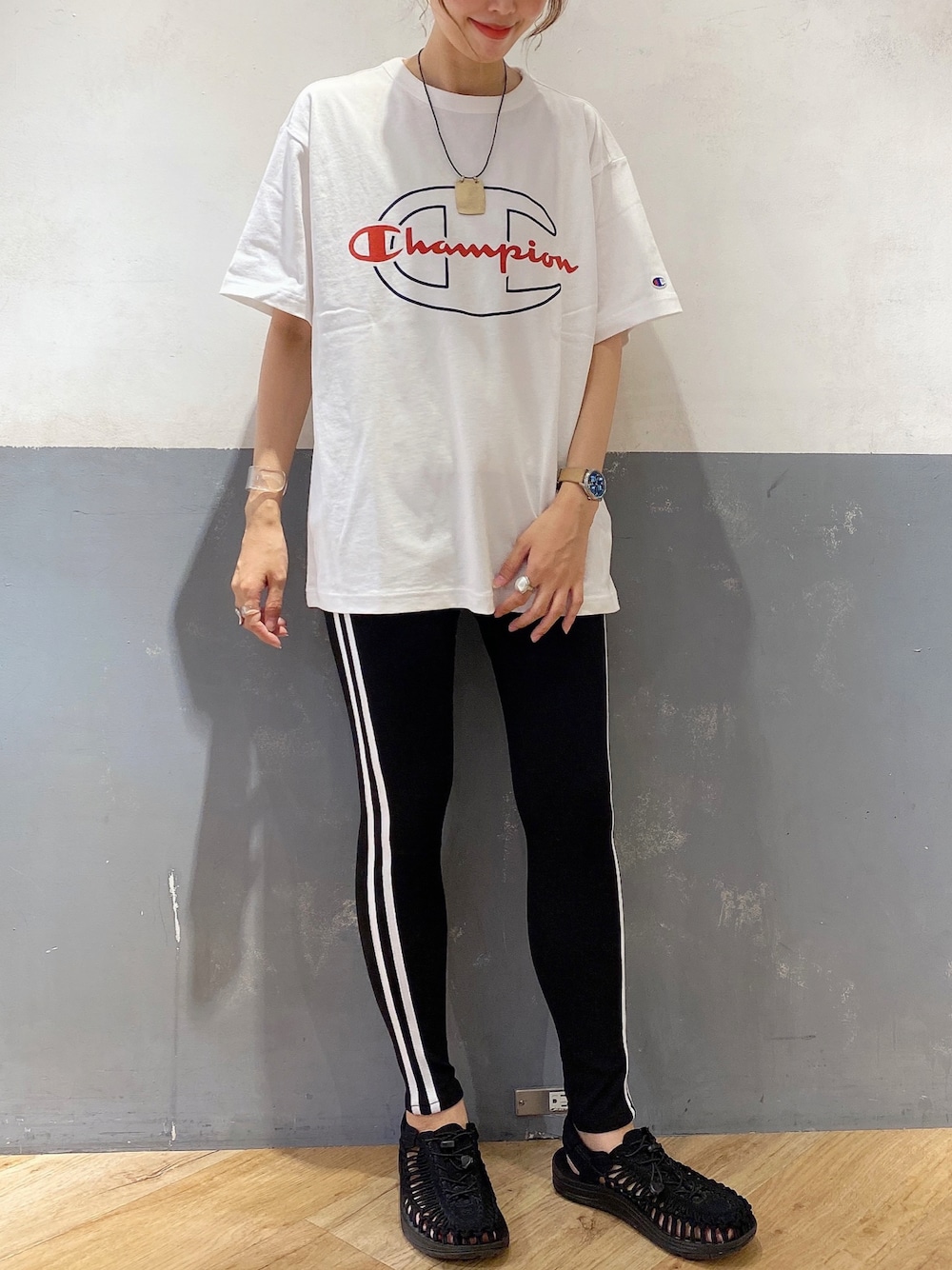 ホワイト系のTシャツ/カットソー、ホワイト系のその他パンツ、ブラック系のサンダルを着用したレディースの夏コーディネートの1枚目の写真
