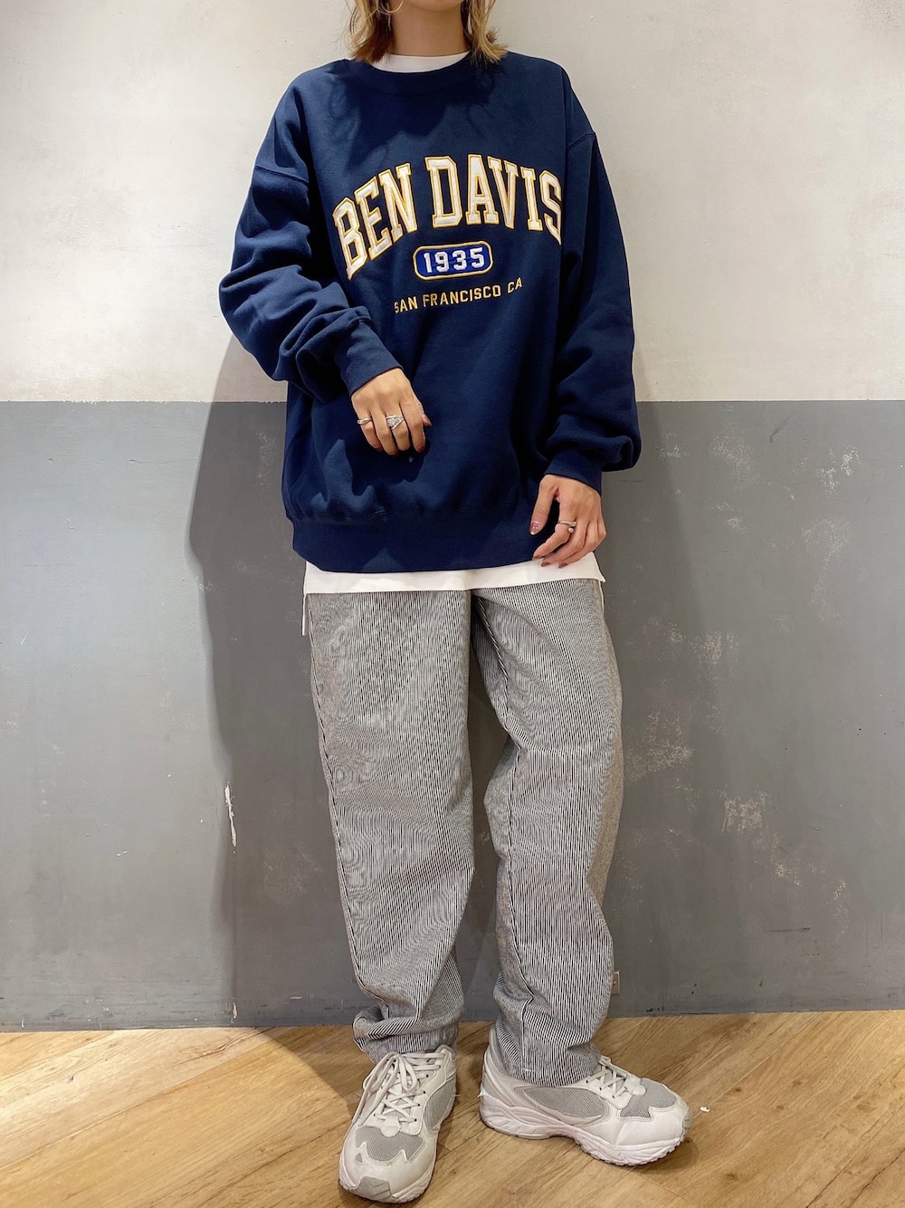 ブルー系のスウェット、ブルー系のその他パンツ、ホワイト系のTシャツ/カットソーを着用したレディースの秋コーディネートの1枚目の写真