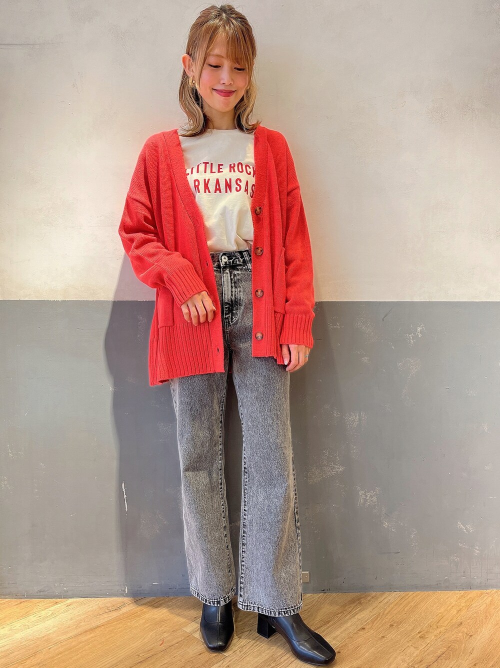 ブラック系のデニムパンツ、ブラック系のブーツ、ホワイト系のTシャツ/カットソーを着用したレディースの冬コーディネートの1枚目の写真