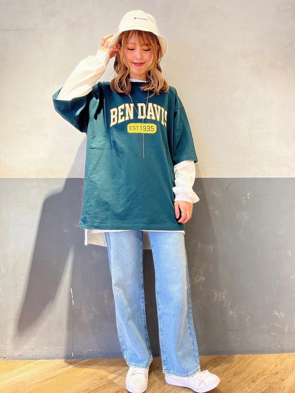グリーン系のTシャツ/カットソー、オレンジ系のTシャツ/カットソー、ブルー系のデニムパンツを着用したレディースの春コーディネートの1枚目の写真