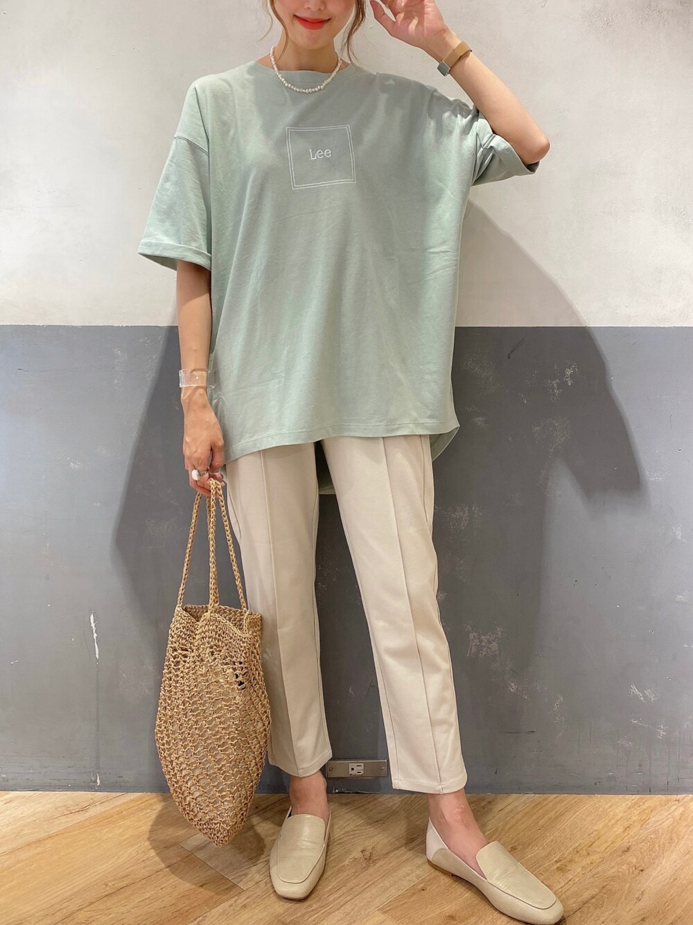 ホワイト系のその他パンツ、ベージュ系のトートバッグ、グリーン系のTシャツ/カットソーを着用したレディースの夏コーディネートの1枚目の写真