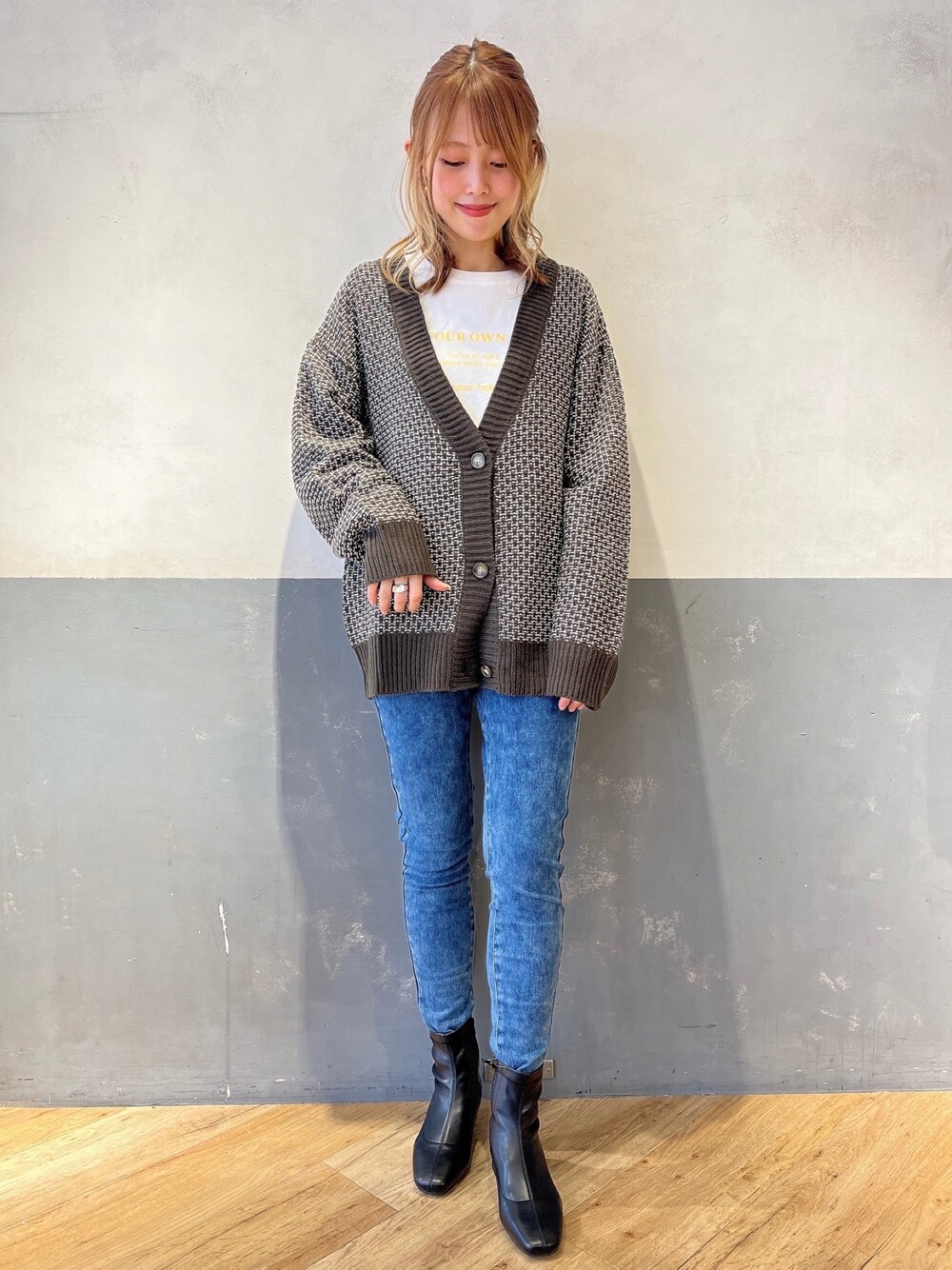 ブルー系のその他パンツ、ブラック系のブーツ、イエロー系のカーディガン/ボレロを着用したレディースの春コーディネートの1枚目の写真