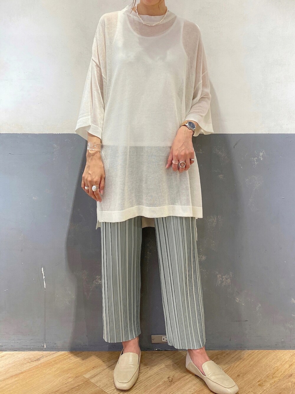 ホワイト系のアンサンブル、グリーン系のその他パンツ、ブルー系のアナログ腕時計を着用したレディースの夏コーディネートの1枚目の写真