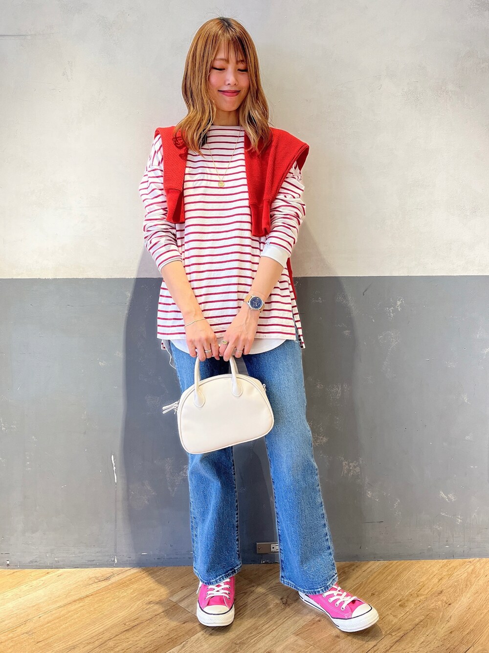 ピンク系のTシャツ/カットソー、レッド系のカーディガン/ボレロ、ホワイト系のショルダーバッグを着用したレディースの春コーディネートの1枚目の写真