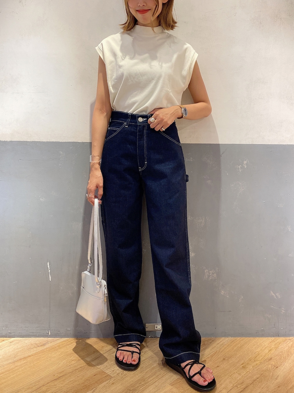 ブラック系のTシャツ/カットソー、ブルー系のデニムパンツ、シルバー系のショルダーバッグを着用したレディースの夏コーディネートの1枚目の写真