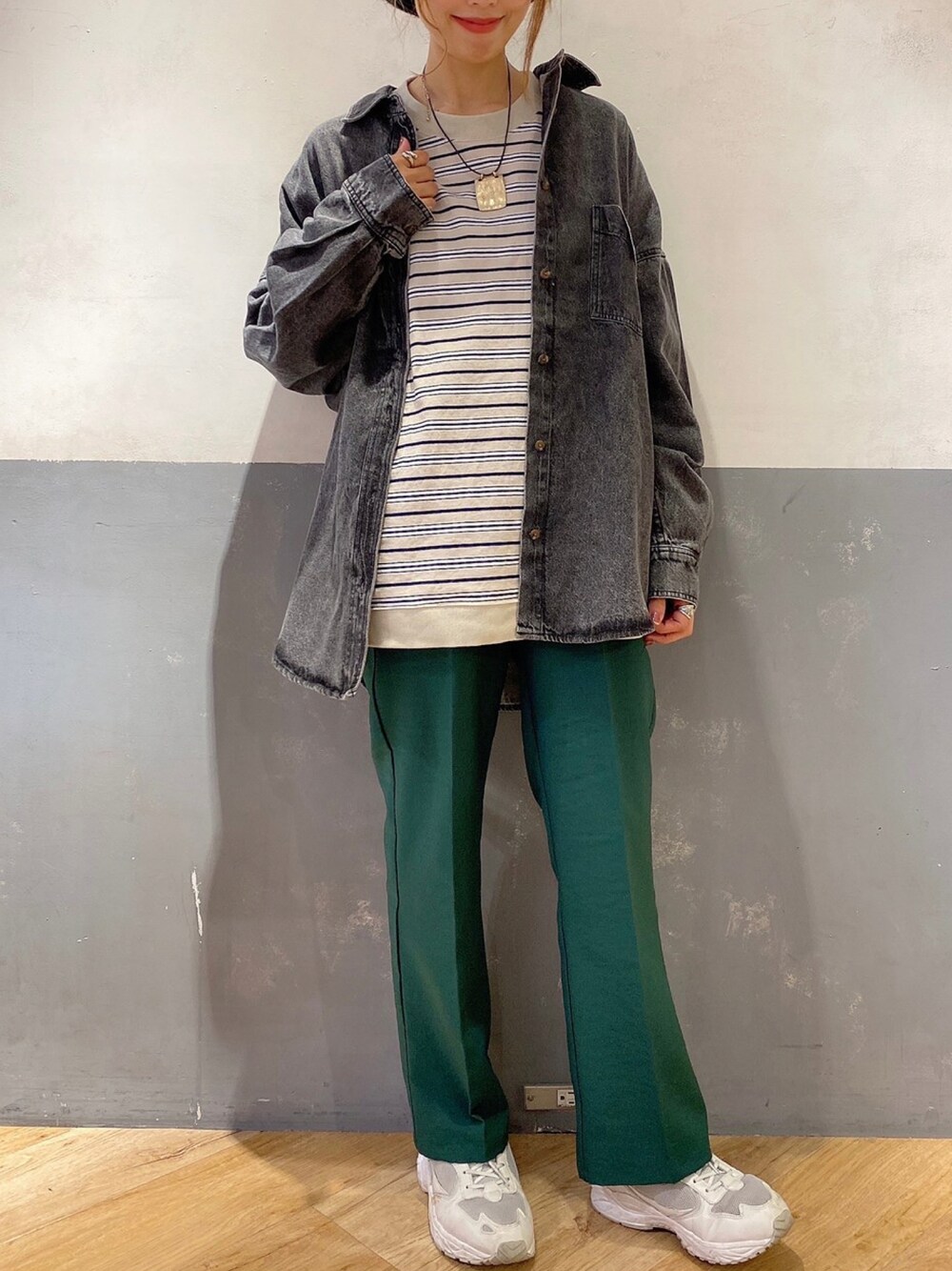 グリーン系のスラックス、ベージュ系のTシャツ/カットソー、グレー系のトップスを着用したレディースの秋コーディネートの1枚目の写真