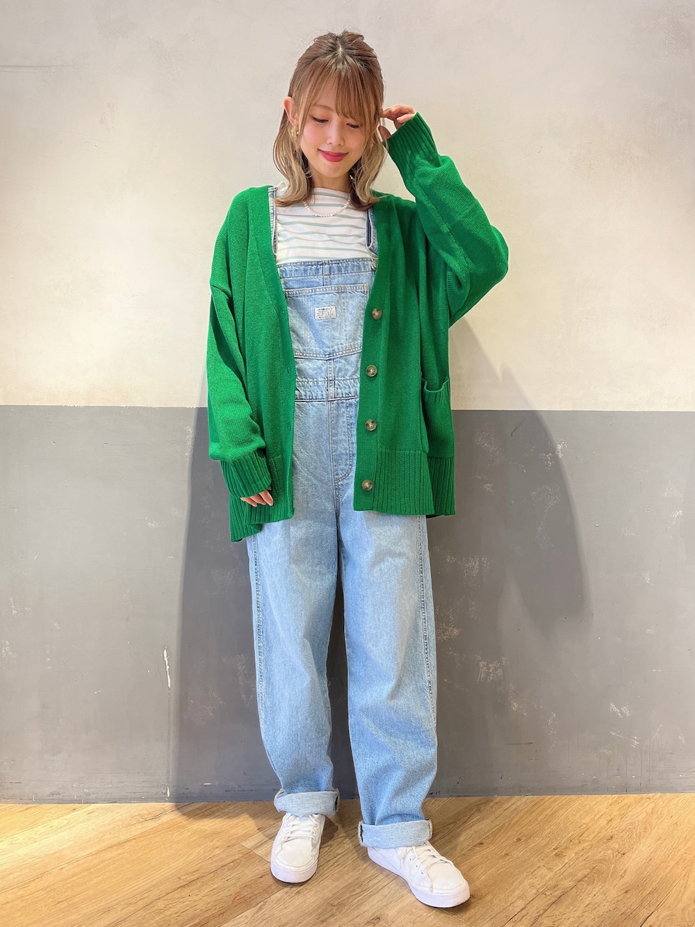 ブルー系のサロペット/オーバーオール、グリーン系のカーディガン/ボレロ、その他のTシャツ/カットソーを着用したレディースの冬コーディネートの1枚目の写真