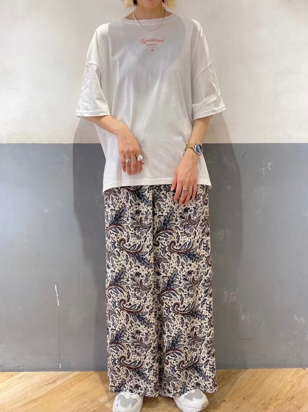 ホワイト系のTシャツ/カットソー、ホワイト系のその他パンツ、その他のその他を着用したレディースの夏コーディネートの1枚目の写真