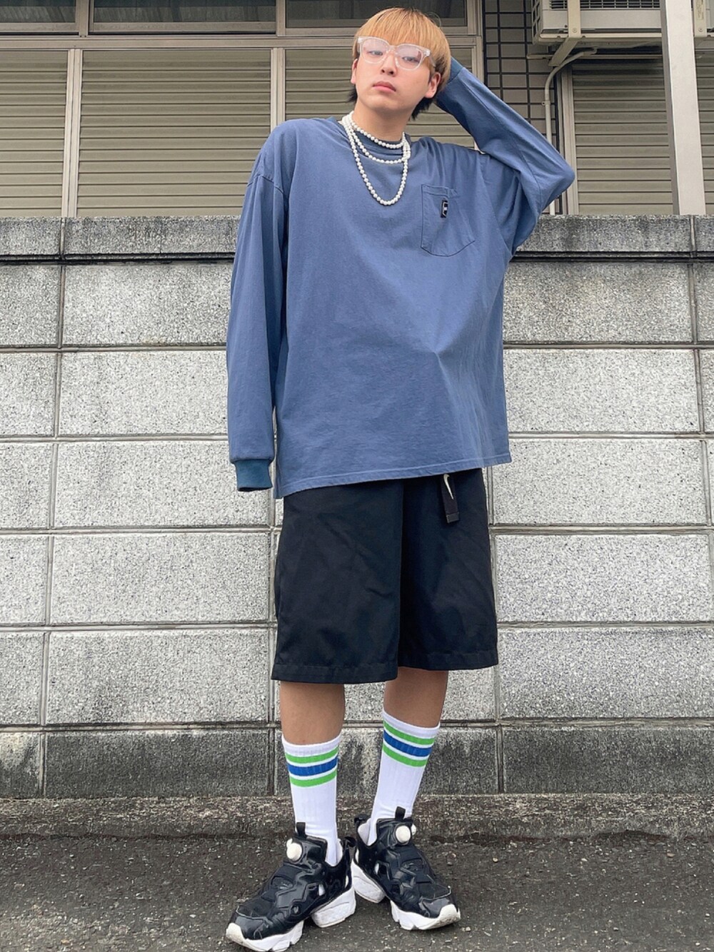 ブルー系のTシャツ/カットソー、ブラック系のその他パンツ、ブラック系のスニーカーを着用したメンズの夏コーディネートの1枚目の写真