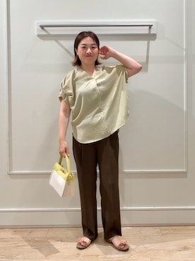 「MICO COULIER（ミコクリエ）の撥水クールタッチVネックブラウス（シャツ/ブラウス、イエロー系）」を使った、shinoさん（レディース・156cm）の夏コーディネート