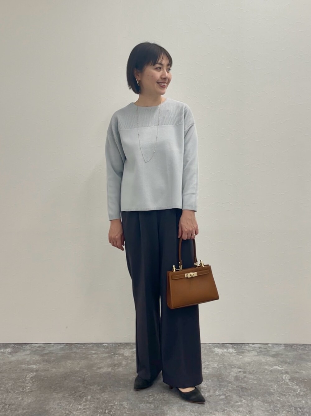 グレー系のその他パンツ、グレー系のニット/セーターを着用したレディースの冬コーディネートの1枚目の写真