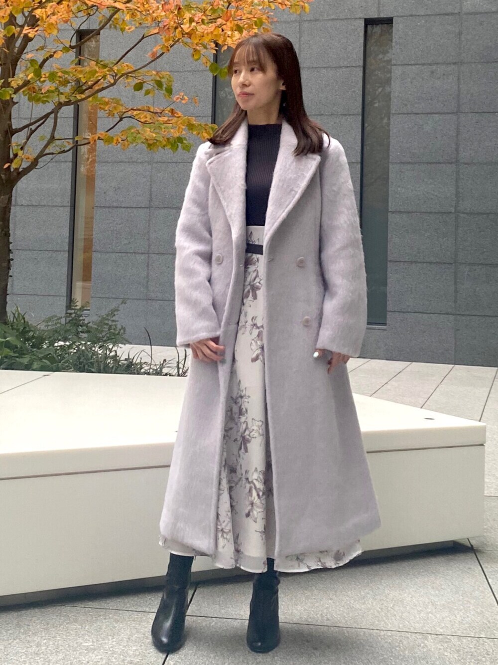 「MERCURYDUO(MERCURYDUO)、MERCURYDUO、冬コーデ、ロングコート、お出かけコーデ、キレイめコーデ、大人コーデ、大人かわいい、フェミニン、フェミニンコーデ、ワンピース、ワンピースコーデ、花柄ワンピース」｜「MERCURYDUOのフェイクレザーデザインヒールストレッチショートブーツ（ブーツ、ブラック系）」を使った、mayuさん（レディース・155cm）の冬コーディネートの1枚目の写真
