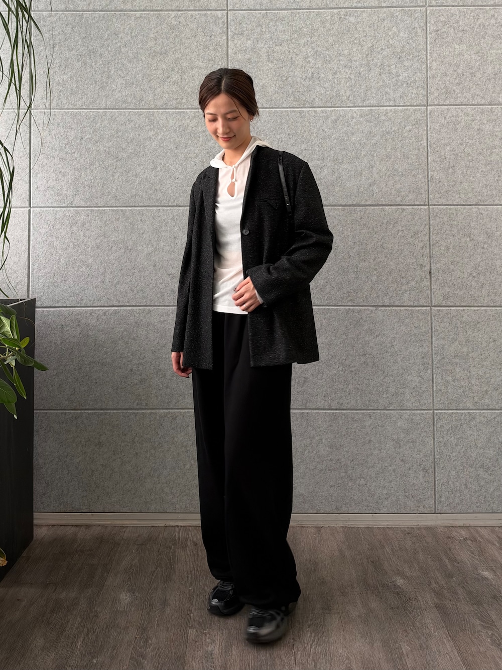 ブラック系のその他パンツ、ホワイト系のニット/セーター、ブラック系のテーラードジャケットを着用したレディースの秋コーディネートの1枚目の写真