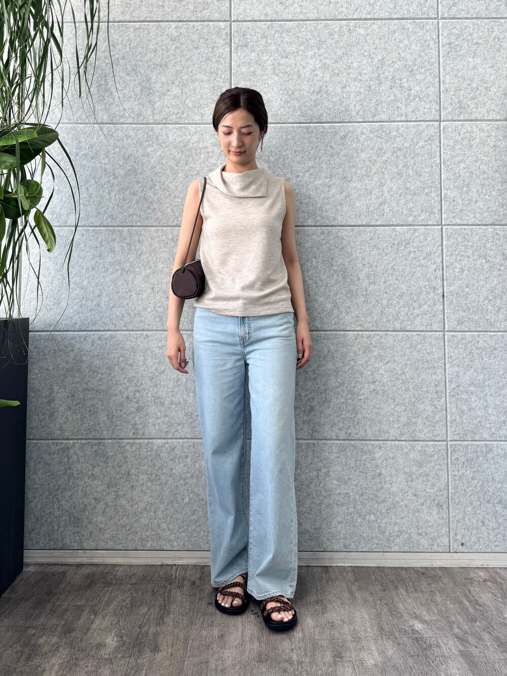 ブルー系のデニムパンツを着用したレディースの夏コーディネートの1枚目の写真
