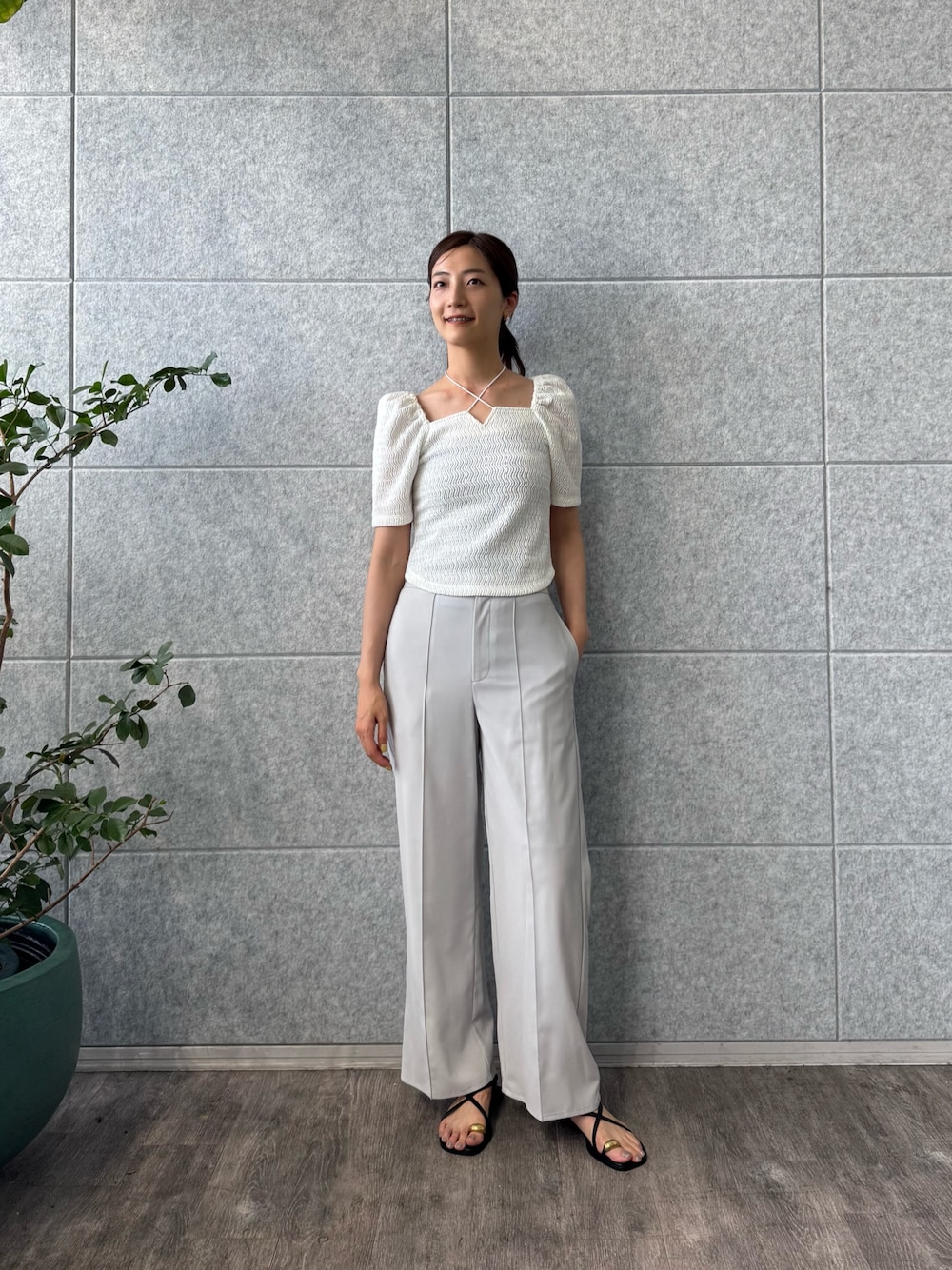 ホワイト系のTシャツ/カットソー、グレー系のその他パンツを着用したレディースの夏コーディネートの1枚目の写真