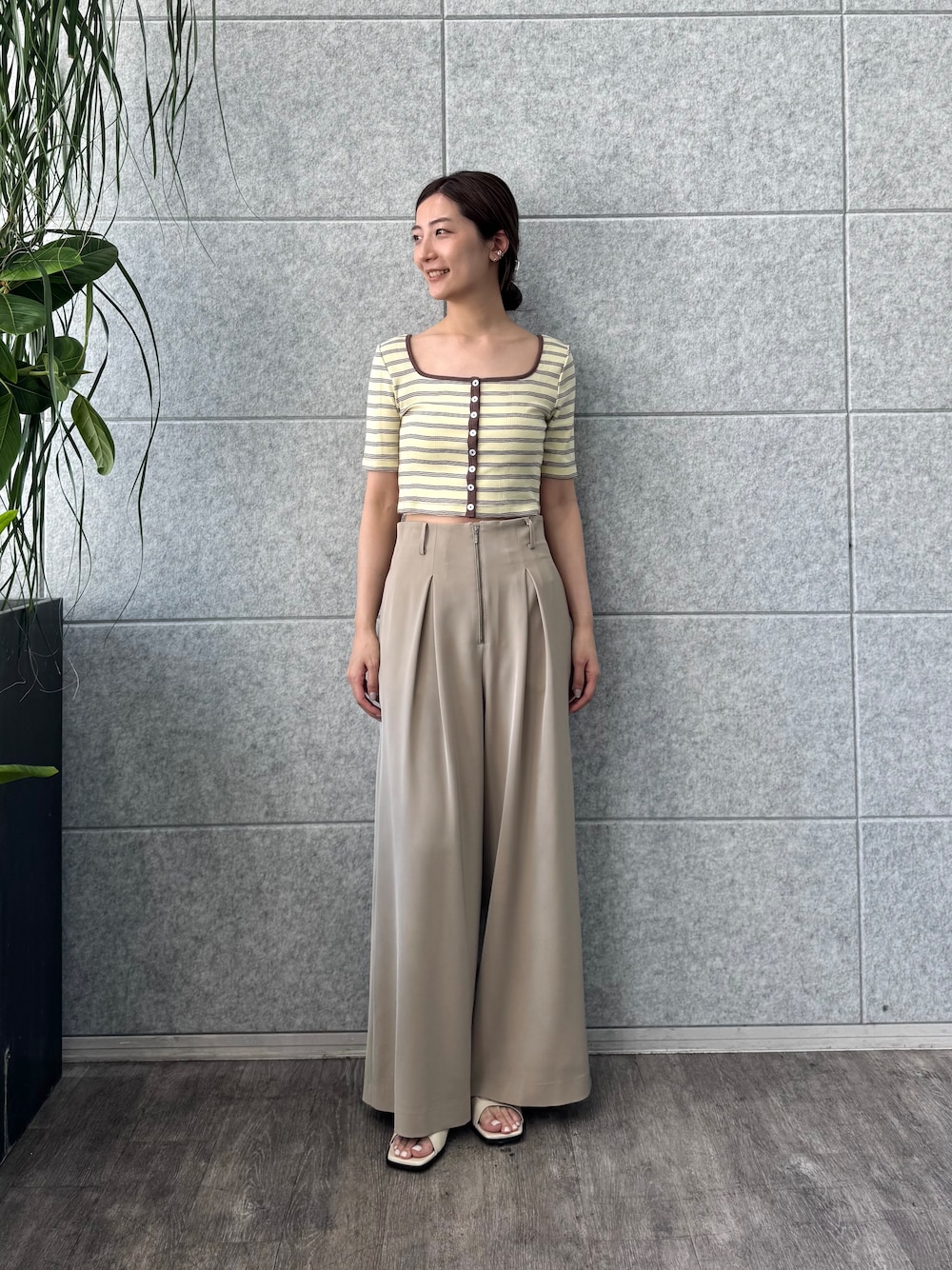 ベージュ系のその他パンツ、イエロー系のその他トップスを着用したレディースの春コーディネートの1枚目の写真