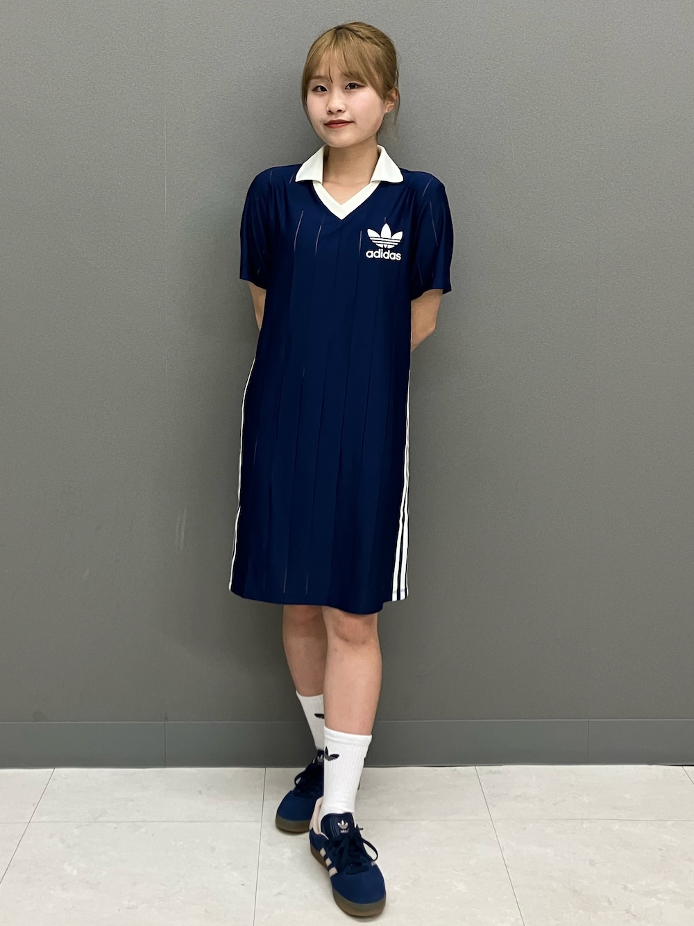 adidas（アディダス）の「ニット襟付き半袖ワンピース