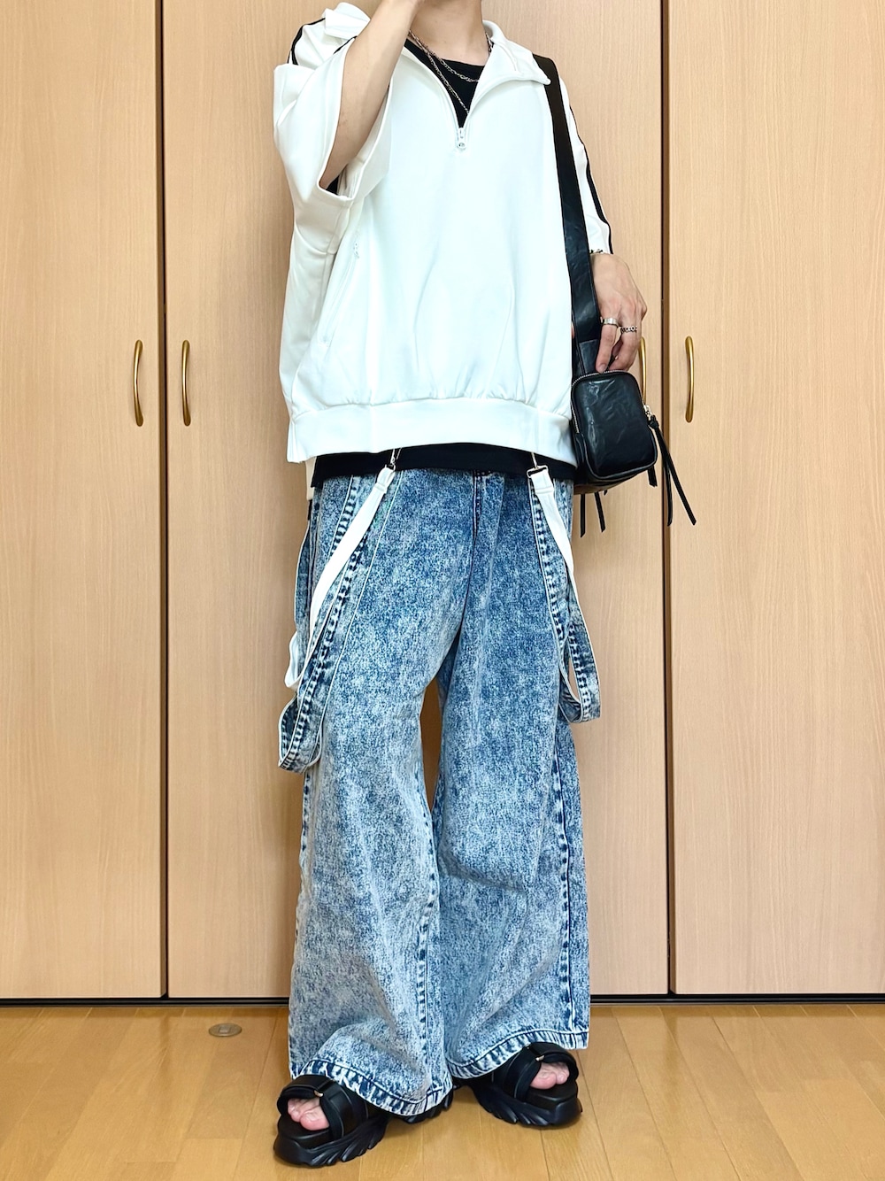 「夏ルックで気分アップ、夏コーデ、夏服、ハーフジップ、タンクトップ、レイヤードスタイル、デニムパンツ、サスペンダー、厚底サンダル、ショルダーバッグ、きれいめカジュアル、キレイめ、カジュアル、LILL、cussil」｜「LILLのルーズシルエットコットンポンチドレープトラックハーフジップ半袖プルオーバー（Tシャツ/カットソー、ホワイト系）」を使った、kazukiさん（メンズ・174cm）の夏コーディネートの1枚目の写真