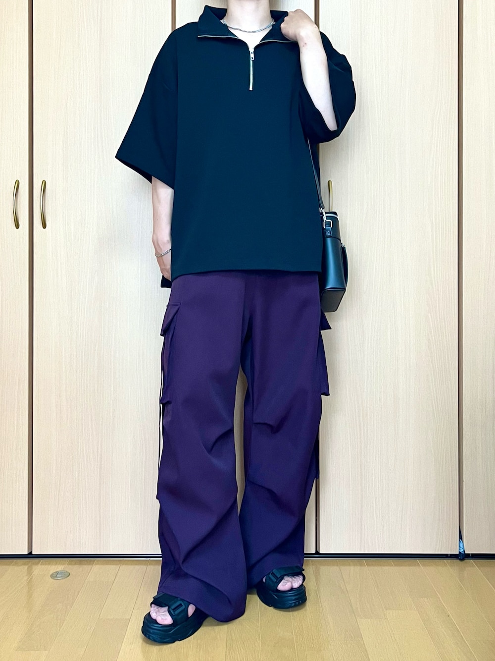 「夏コーデ、夏服、ハーフジップ、カーゴパンツ、サンダル、ショルダーバッグ、きれいめカジュアル、キレイめ、カジュアル、シンプルコーデ、LILL、プチプラ」｜「LILLのサイドスリットコットンポンチビッグシルエット5分袖ハーフジップカットソー（Tシャツ/カットソー、ブラック系）」を使った、kazukiさん（メンズ・174cm）の夏コーディネートの1枚目の写真