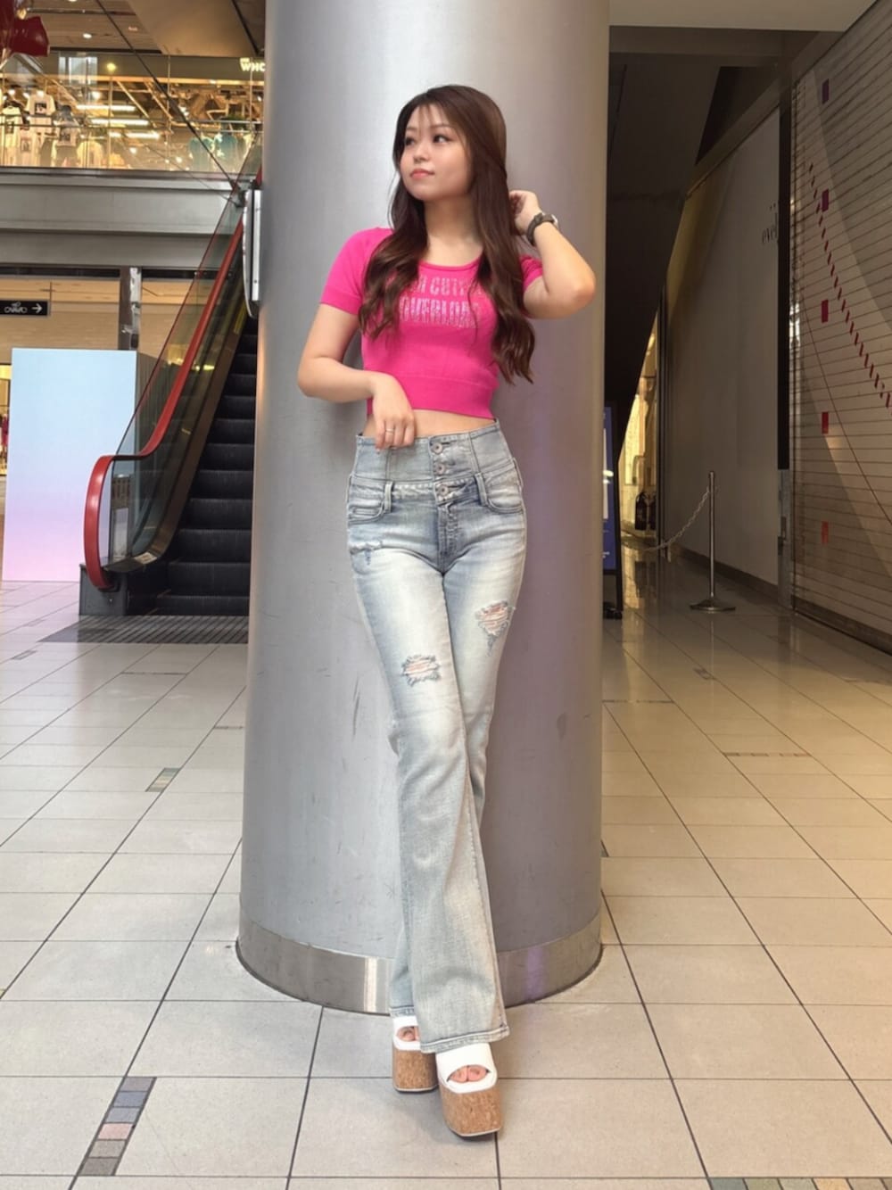 ブルー系のデニムパンツ、ホワイト系のサンダル、ピンク系のニット/セーターを着用したレディースの夏コーディネートの1枚目の写真