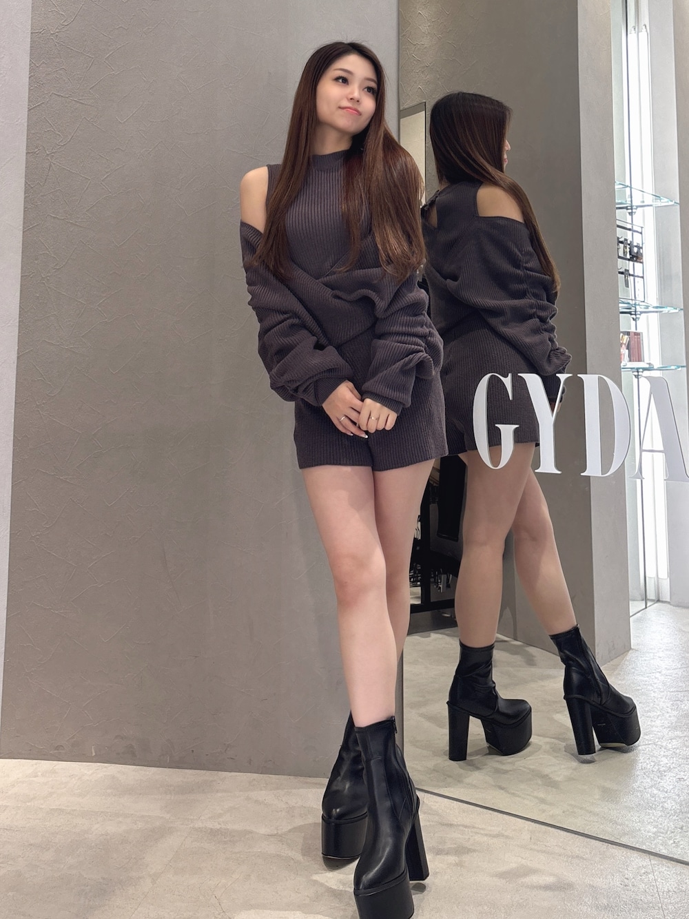 グレー系のつなぎ/オールインワン、ブラック系のブーツを着用したレディースの秋コーディネートの1枚目の写真