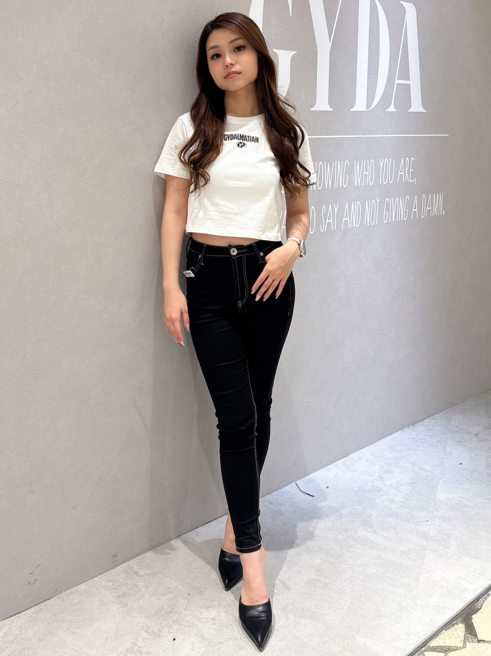 ホワイト系のTシャツ/カットソー、ブラック系のデニムパンツ、ホワイト系のパンプスを着用したレディースの夏コーディネートの1枚目の写真