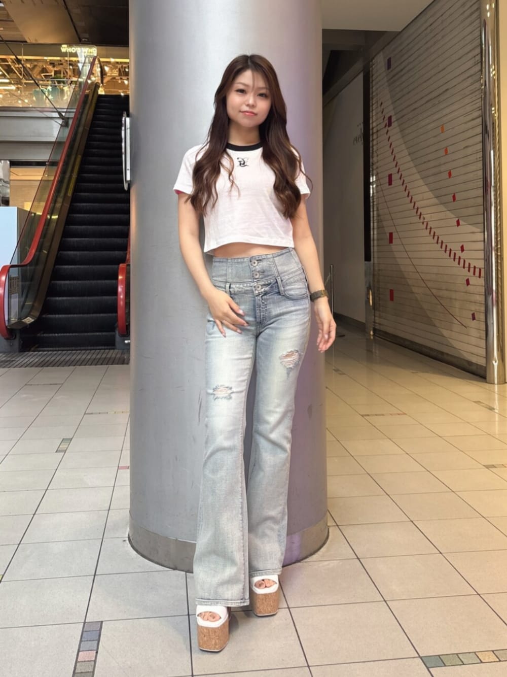ブルー系のデニムパンツ、ホワイト系のサンダル、ホワイト系のTシャツ/カットソーを着用したレディースの夏コーディネートの1枚目の写真