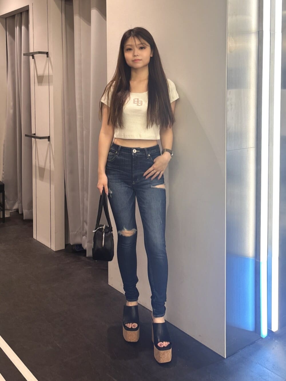 ブルー系のデニムパンツ、ホワイト系のサンダル、ホワイト系のTシャツ/カットソーを着用したレディースの夏コーディネートの1枚目の写真