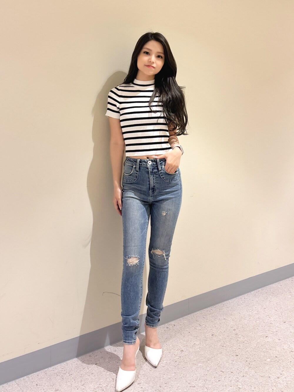 その他のニット/セーター、ブルー系のデニムパンツ、ホワイト系のパンプスを着用したレディースの夏コーディネートの1枚目の写真