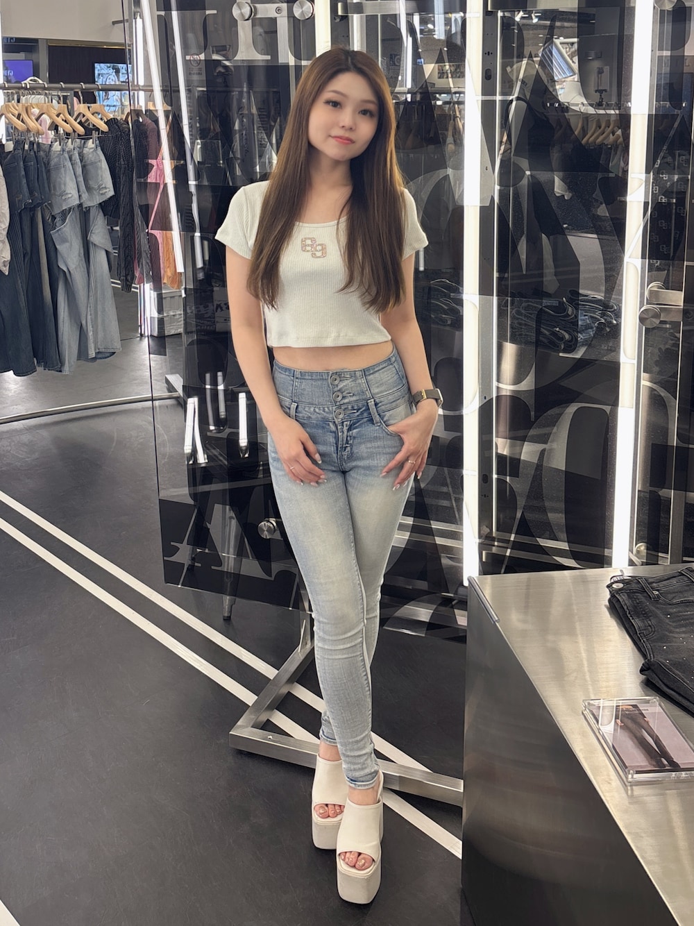 ホワイト系のサンダル、ブルー系のデニムパンツ、ホワイト系のTシャツ/カットソーを着用したレディースの春コーディネートの1枚目の写真