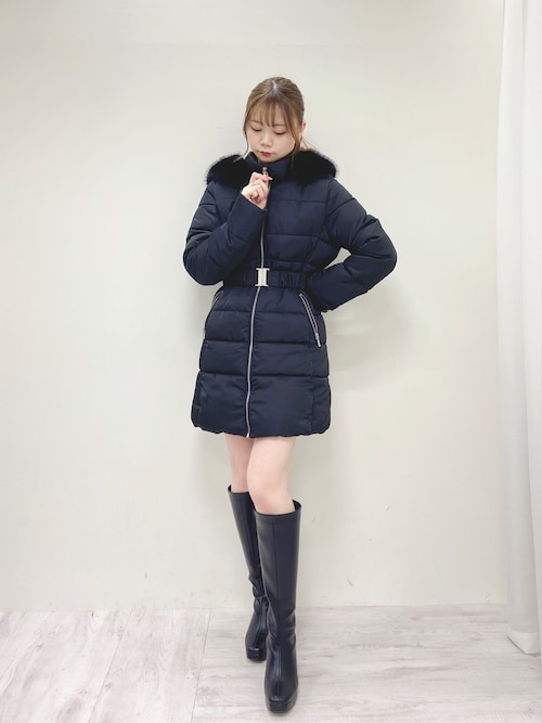 ウエストベルト付きネイビーのダウンジャケット