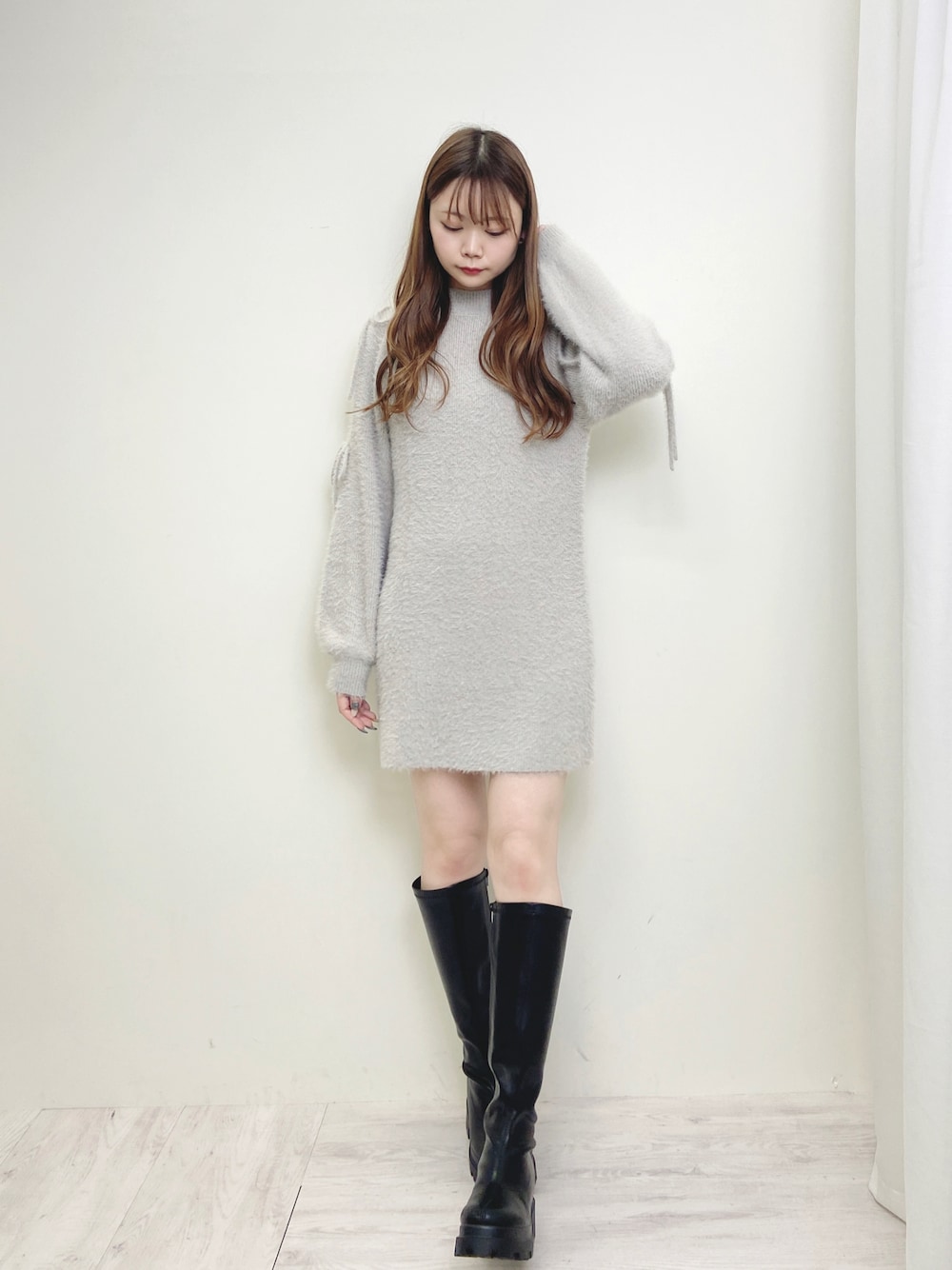 ブラック系のブーツ、グレー系のワンピース/ドレスを着用したレディースの秋コーディネートの1枚目の写真