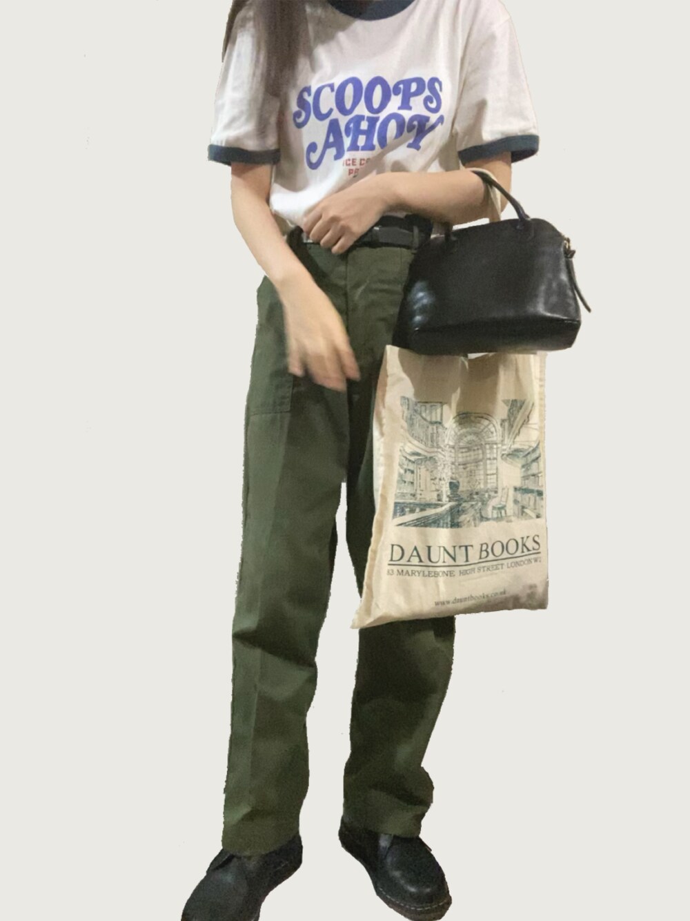 「秋コーデ、Dr.Martens、リンガーTシャツ、ベイカーパンツ、ハンドバッグ、トートバッグ」｜「古着のアイテム（カーゴパンツ、グリーン系）」を使った、y02さん（レディース・157cm）の夏コーディネートの1枚目の写真