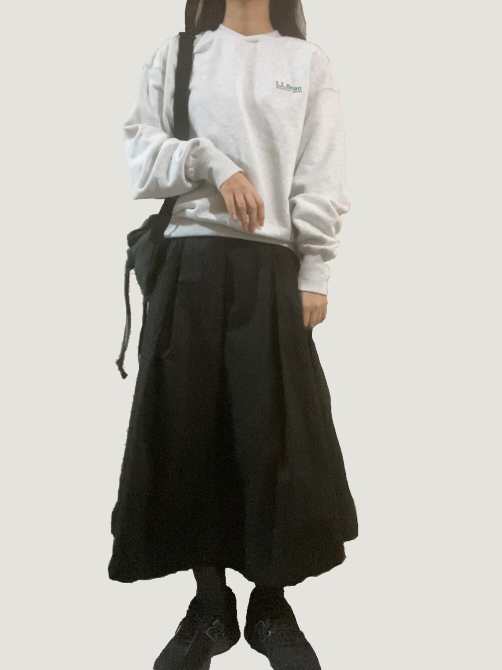 「秋服、秋コーデ、LL.Bean、スウエット、スカート、UNIQLO、ユニクロ、New Balance、ニューバランス」｜「L.L.Beanの【JAPAN EDITION】スミスフィールド・クルーネック・スウェットシャツ（スウェット、グレー系）」を使った、y02さん（レディース・157cm）の秋コーディネートの1枚目の写真