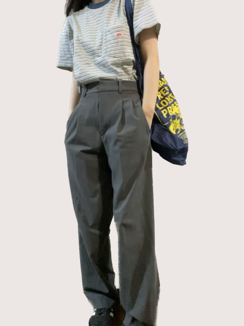 「夏コーデ、ボーダーTシャツ、スラックス、ユニクロ、UNIQLO、adidas、アディダス、adidas originals」｜「UNIQLOのアイテム（スラックス、グレー系）」を使った、y02さん（レディース・157cm）の夏コーディネートの1枚目の写真