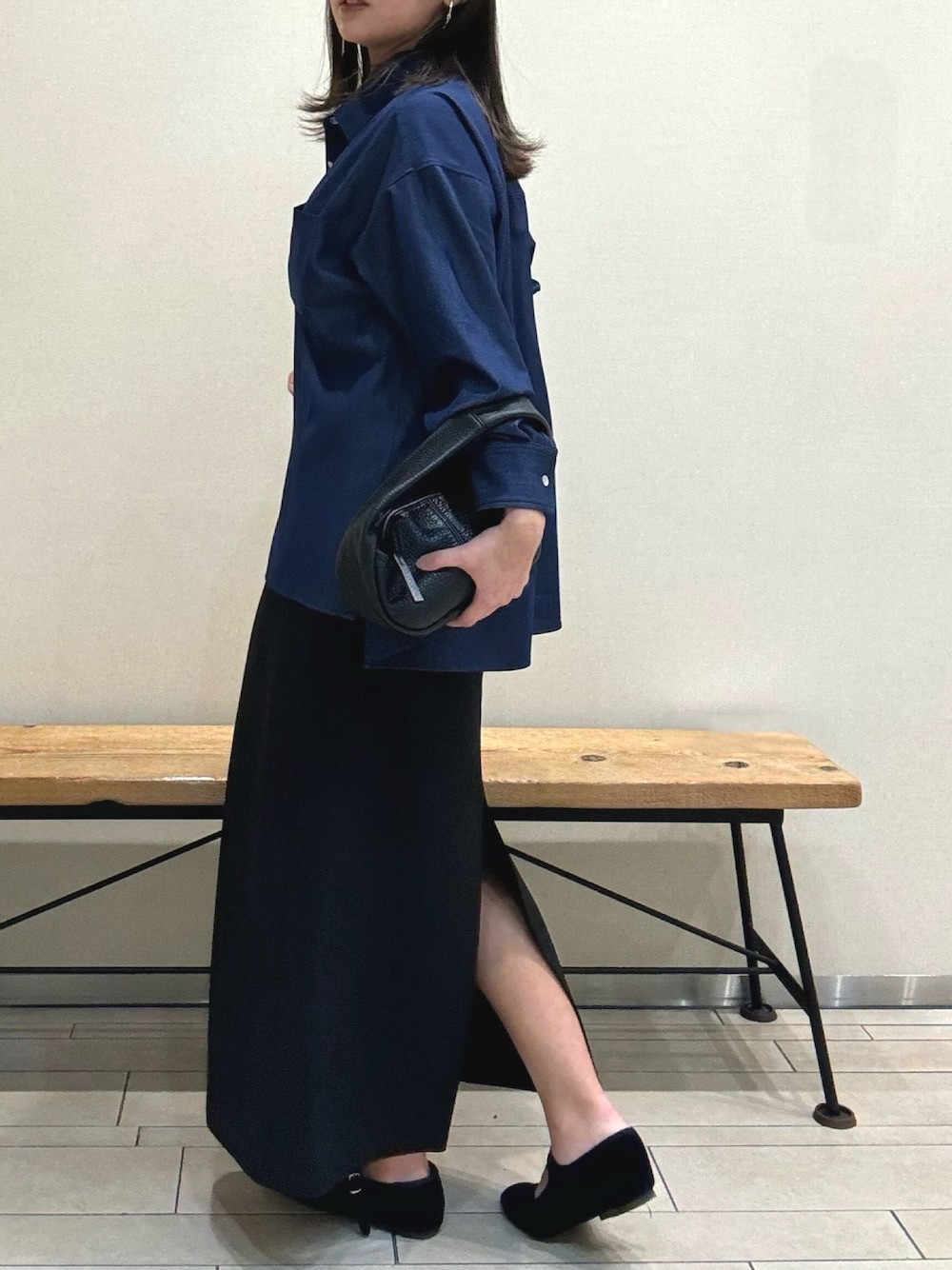 「ネイビー、ブラック、スカート、ブルー、メリージェニー、シャツスタイル、シンプル、シンプルスタイル、お出かけコーデ、キレイめ、ootd、高身長コーデ、高身長女子、いいね、save、フォローお願いします🤑」｜「PLSTのアイテム（シャツ/ブラウス、ブルー系）」を使った、asさん（レディース・165cm）の春コーディネートの1枚目の写真