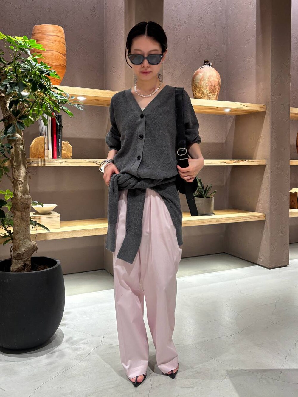 ピンク系のその他パンツ、グレー系のニット/セーター、グレー系のカーディガン/ボレロを着用したレディースの夏コーディネートの1枚目の写真