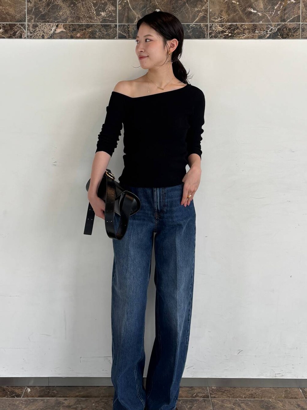 ブラック系のTシャツ/カットソーを着用したレディースの夏コーディネートの1枚目の写真