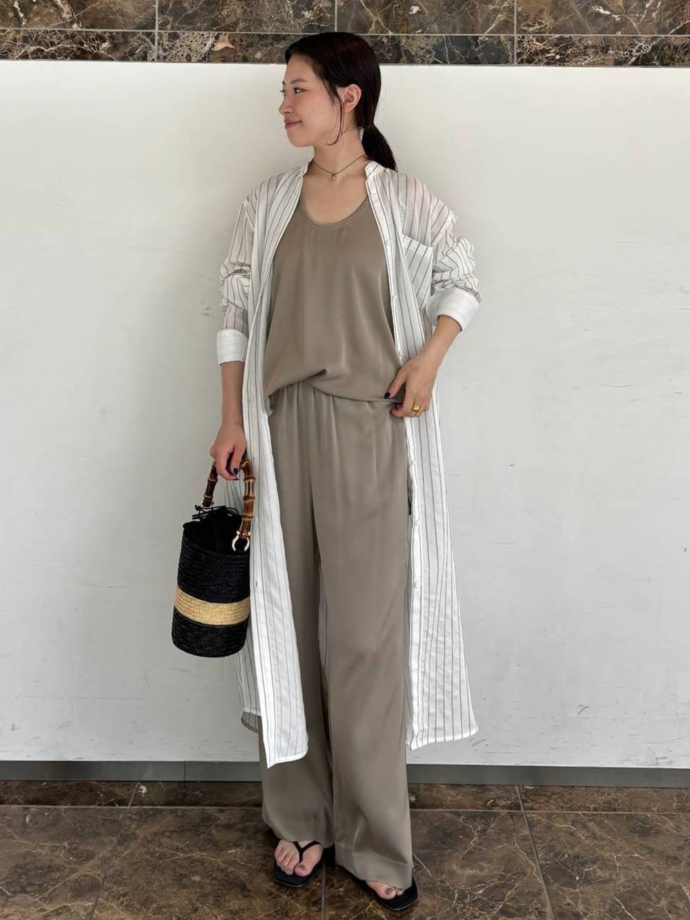 グレー系のその他パンツ、グレー系のシャツ/ブラウスを着用したレディースの夏コーディネートの1枚目の写真