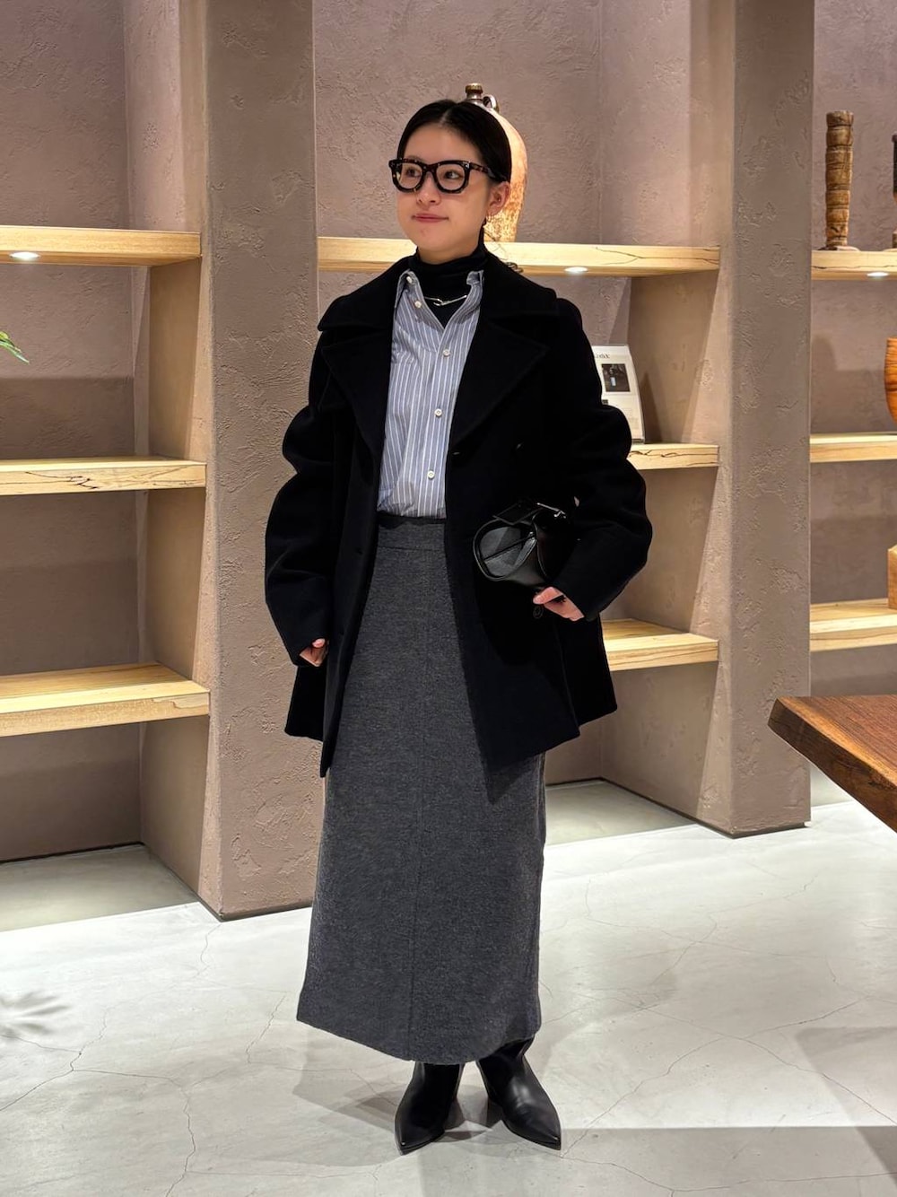 ブルー系のニット/セーター、ブルー系のシャツ/ブラウス、ブルー系のピーコートを着用したレディースの秋コーディネートの1枚目の写真