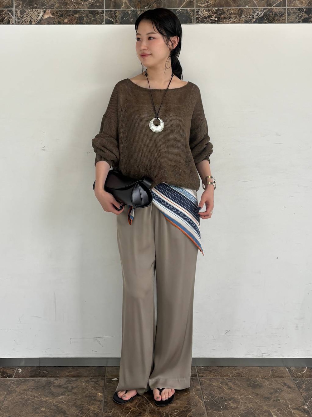 グレー系のその他パンツ、グレー系のネックレス、グレー系のバングル/リストバンドを着用したレディースの夏コーディネートの1枚目の写真