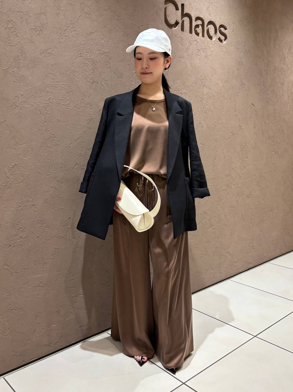 ブラウン系のその他パンツ、ブラウン系のTシャツ/カットソー、ブラック系のテーラードジャケットを着用したレディースの夏コーディネートの1枚目の写真