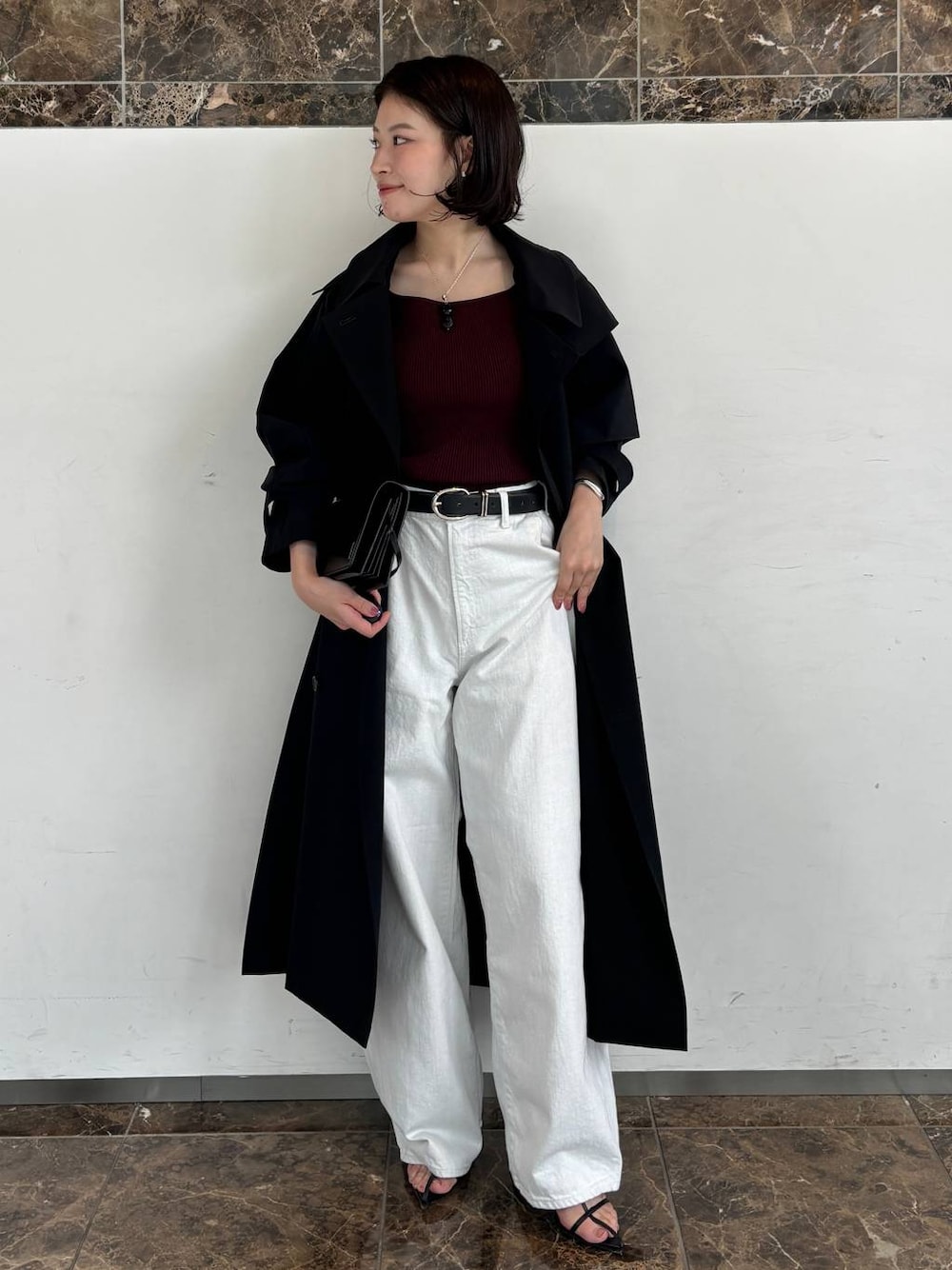 ホワイト系のデニムパンツ、レッド系のTシャツ/カットソー、ブルー系のトレンチコートを着用したレディースの秋コーディネートの1枚目の写真